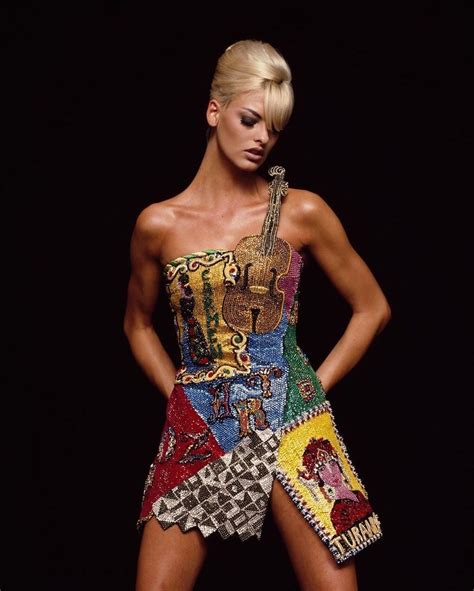 linda evangelista versace dress|Linda Evangelista fashion.